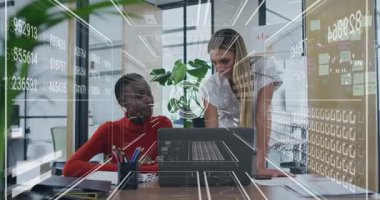 Takım iş verilerini analiz ederken meslektaşım da dizüstü bilgisayara eğilip grafikleri gösteriyor. İşbirliği, veri görselleştirme, takım çalışması, analiz, üretkenlik, ofis ortamı, yenilik