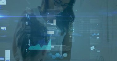 İş görüşmeleri için şeffaf veri tabloları kayarken orta yaşlı bir iş arkadaşı eğilip tıklıyor. Veri analizleri, takım çalışması, işbirliği, modern ofis, dijital görselleştirme, sunum, iş büyümesi