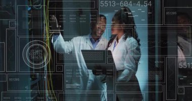 Ethernet kablolarını işaret eden bilişim ekibi, sunucu odasında teşhis için canlı veri örtüsü gösteriyor. Teknoloji, işbirliği, veri, mühendislik, dijital, profesyonel, modern