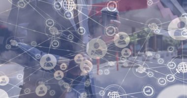 Afrika kökenli Amerikalı işçiler üzerinde bulutlar olan bir ağ ve gökyüzü görüntüsü. Küresel iş ve dijital arayüz kavramı dijital olarak oluşturulmuş görüntü.