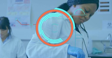 Laboratuvarda çalışan Afrikalı Amerikalı kadın bilim adamının görüntüsü. Tıbbi araştırma ve bilim teknolojisi kavramı