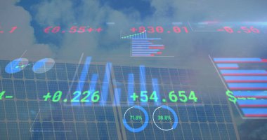 Güneş paneli üzerinden finansal veri işleme görüntüsü. Elektrik, enerji ve güç dağılımı dijital olarak oluşturulmuş görüntü.