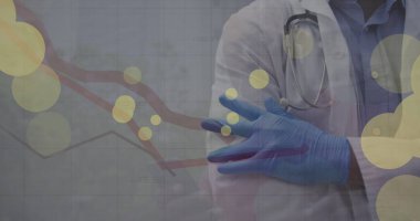 Tıbbi eldivenleri olan beyaz bir doktorun veri işleme görüntüsü. Küresel tıp ve dijital arayüz kavramı dijital olarak oluşturulmuş görüntü.