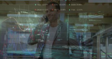 Akıllı telefon kullanan iş adamlarının finansal veri işleme görüntüsü. Küresel iş, finans, veri işleme ve dijital arayüz kavramı dijital olarak oluşturuldu.