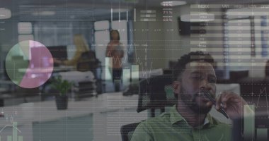 Afro-Amerikan iş adamının ofisindeki veri işleme görüntüsü. Küresel iş ve dijital arayüz kavramı dijital olarak oluşturulmuş görüntü.