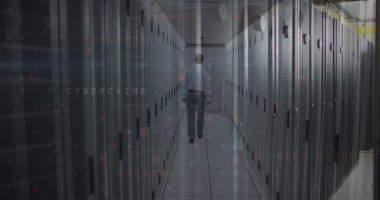 Sunucu odasında yürüyen erkek mühendis için siber güvenlik veri işleme görüntüsü. Küresel ekonomi ve iş veri depolama teknolojisi kavramı