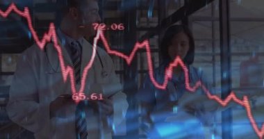 Koridordaki kayıtları inceleyen iki doktor, kırmızı grafik örtüşmesine yanıt veriyor, verileri karşılaştırıyorlar. Klinik işbirliği, veri analizi, takım çalışması, tıbbi araştırma, sağlık izleme, mesleki çalışma alanı, teşhis araçları