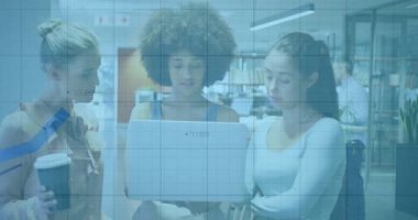 Animasyon çizelgelerine işaret eden dizüstü bilgisayar kaldıran üç kadın iş analizi için tırmanıyor. İşbirliği, takım çalışması, veri görselleştirme, yenilik, modern ofis, profesyonel, analitik