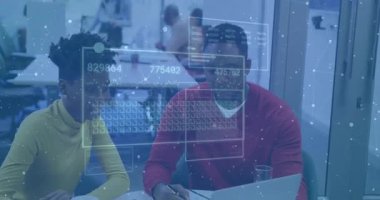 İş arkadaşları dizüstü bilgisayara yaslanıyor, veri analizi sırasında ortaya çıkan grafikler ayarları yönlendiriyor. İşbirliği, takım çalışması, dijital, yenilik, analitik, profesyonel, modern