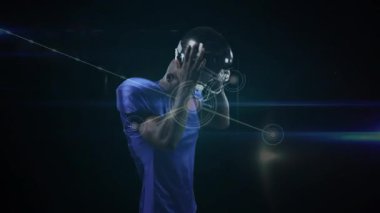 Spor teknolojisi için etrafındaki düğümler genişledikçe erkek sporcu kaskını kafasına kaldırıyor. Sporcu, spor, yenilik, teknoloji, performans, dijital, füzyon