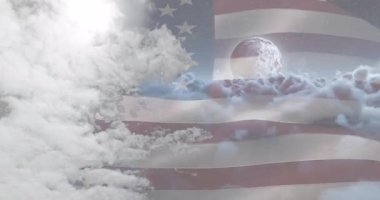 Bulut oluşumu dalgalanıyor ve bayrak sallanıyor ve ay soluyor. Hava değişimi görünüyor. Huysuz, atmosferik, vatansever, ruhani, manzaralı, sinematik, sakin