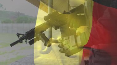 Yükleniyor, AR tüfeğini kaldırıyor, teftiş ediyor, şarjörü dolduruyor ve atış talimi yapıyor. Silah, atış, spor, kesinlik, güvenlik, açık hava, hedef