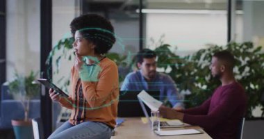 Kadın tableti tıkırdatıyor, iş görüşmesinde holografik arayüzü çalıştırıyor ve erkek raporunu gözden geçiriyor. İşbirliği, yenilik, teknoloji, fütürizm, takım çalışması, kurumsal, dijital