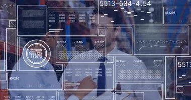 Depo koordinatörü envanteri güncelliyor. Denetmen dinlerken yüzen çizelgeleri etkinleştiriyor. Lojistik, verimlilik, veri görselleştirme, endüstriyel, takım çalışması, analitik, üretkenlik