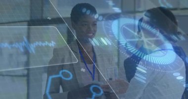 Cam sunan kadın, meslektaşının holografik UI ile su ve iş görüşmesini başlatıyor. İşbirliği, ağ oluşturma, yenilik, teknoloji, profesyonel, iletişim, gelecekçilik