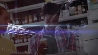 İkili kod, bilgisayar ve tabletteki verileri analiz eden meslektaşlar olarak perakende teknolojisi incelemesini başlatıyor. Teknoloji, işbirliği, perakende, dijital, yenilik, analitik, çalışma alanı