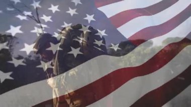 Toprak yolda yürüyen yalnız yürüyüşçü, seyahat için eşlik eden Amerikan bayrağı eşliğinde sürüklenmeye başlıyor. Macera, keşif, engebeli, açık hava, yoldaşlık, yolculuk, manzara