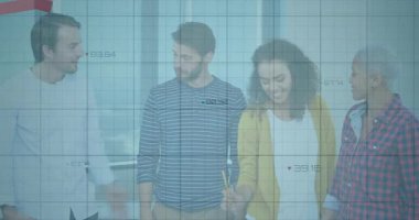 Veri eğilimlerini izleyen dört iş arkadaşı şeffaf şebeke örtüsünü canlandırıyor ve piyasa düşüşüne tepki veriyor. İşbirliği, takım çalışması, veri, analiz, kurumsal, modern, iletişim