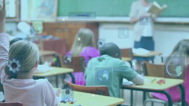 Sınıfın etrafında dijital küreler ve veri görselleri ortaya çıkarken kız öğretmenden yardım istiyor. Eğitim, sınıf, teknoloji, işbirliği, öğrenme, yenilik, okul