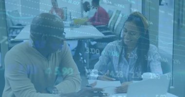 Kadın kalemi eline alıp mali raporu işaret ederken, erkek de veri örtüsü sağlıyor. İşbirliği, takım çalışması, profesyonel, beyin fırtınası, ofis, iletişim, analitik