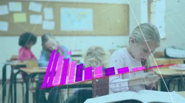 Sınıf sarışın kız mor çizelgeyi hazırlıyor ve ilerleyişi gösteren mor oka yükseliyor. Eğitim, öğrenim, öğrenci, büyüme, analiz, gelişme, yaratıcılık