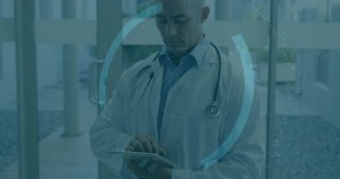 Doktor cam girişteki tableti kaydırıyor ve dönen kilidi ortaya çıkarıyor. Güvenlik verisi. Sağlık, teknoloji, güvenlik, yenilik, dijital, profesyonel, arayüz