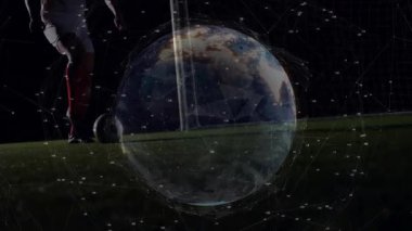 Erkek futbolcu topa vuruyor ve tekmeliyor. Teknoloji küresi top atımında kaleye doğru ilerliyor. Sporcu, stadyum, gece, dijital, gelecekçi, spor, hareket