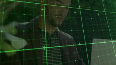 Yeşil teknoloji şebekesine cevap veren adam kayboluyor, kahveyi yudumluyor ve dizüstü bilgisayarda daktiloya geçiyor. Üretkenlik, yenilik, modern, açık hava, doğal, odaklanma, çalışma alanı