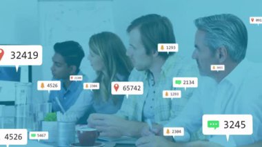 Beş iş arkadaşı iş görüşmeleri konum simgesine notlar yazarak bildirimde bulunuyor. İşbirliği, takım çalışması, iletişim, veri akışı, profesyonel, modern, dijital