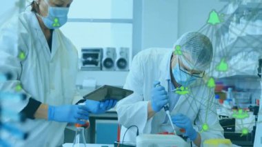 Erkek bilim adamı olarak tablet kullanan kadın bilim adamı laboratuvar veri akışı için yeşil simgeleri aktifleştiriyor. Araştırma, yenilik, işbirliği, analiz, teknoloji, kesinlik, bilim