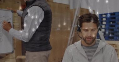 Teknik müdürün şema çizimi, dizüstü bilgisayarda takım çalışması için veri örtüsü olan geliştirici kodlamasını tetikliyor. İşbirliği, yenilik, veri görselleştirme, takım çalışması, dijital arayüz, sanayi ofisi, profesyonel