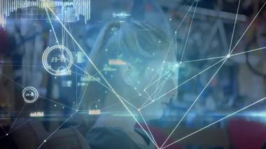 Parlak dijital çizgiler, lobide tablet kaldıran ve veri kaydıran kadını ortaya çıkarıyor. Fütürist, teknoloji, yenilik, dijital, iletişim, modern, canlı