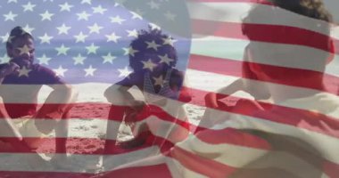 Bayrak örtüsü kayboluyor. Arkadaşlarına el kol hareketi yapan adam seyahat kampanyası için kahkahalar atıyor. Gündelik, açık hava, yaşam tarzı, canlı, dostluk, rahatlama, rahatlama