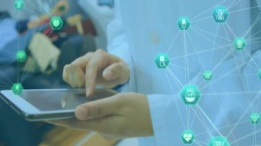 Kadın doktor tablet ekranına tıklayarak tıbbi verileri animasyon simgeleriyle analiz ediyor. Sağlık, tanı, teknoloji, profesyonellik, yenilik, teletıp, dijital