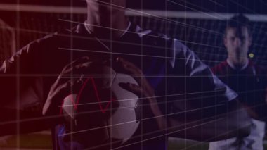 Zaman bazlı solgunluk, analitik çizelgeleri olan takım arkadaşının yanında futbol topu tutan oyuncu yaratıyor. Atletik, takım çalışması, stadyum, veri görselleştirme, performans, modern, yarışma