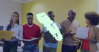 Ekip iş yerinde duruyor, veri işaretleri oluşturuyor ve takım çalışması için holografik dişli bulut oluşturuyorlar. İşbirliği, yenilik, dijital, teknoloji, beyin fırtınası, işyeri, şirket