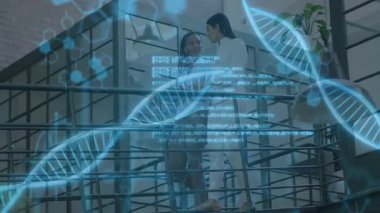 İki laboratuvar meslektaşı pist taraması yapıyor, holografik DNA sarmalı ve biyoteknik analiz için kod oluşturuyorlar. Biyoteknoloji, işbirliği, yenilik, fütüristik, kurumsal, modern, dijital