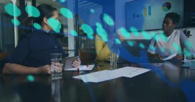 Merkez hoparlörü dizüstü bilgisayara doğru hareket ediyor ve finansal grafikleri masaya, takıma yerleştiriyor. İşbirliği, profesyonellik, analitik, iletişim, takım çalışması, veri, sunum