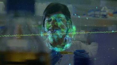 Petri kabı tutan laboratuar bilimcisi analiz için damla bırakırken 3 boyutlu küre titreşimini tetikliyor. Bilim, yenilik, teknoloji, araştırma, deney, görselleştirme, sağlık