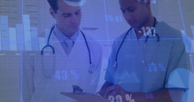 Tıbbi uzmanlar kalemi dijital kaplama çizelgelerine işaret eden tıbbi verileri inceleyip kafa sallıyorlar. Sağlık, işbirliği, veri analizi, teknoloji, profesyonellik, tanı, takım çalışması