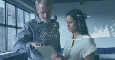 Tableti işaret eden iş ikilisi holografik çizelgeler üretiyor ve dünya haritasını gözden geçirmek için genişletiyor. Teknoloji, işbirliği, analitik, yenilik, kentsel, profesyonel, veri görselleştirme