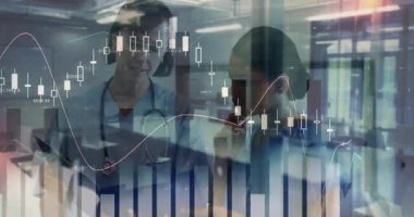 Kıdemli doktor, kıdemsiz incelemeler için verileri incelerken dosya örtülerini gösteren el kol hareketi yapıyor. Tıbbi ekip, takım çalışması, sağlık, profesyonel işbirliği, teşhis analizi, klinik çevre, bilgilendirici