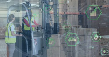 Kafkasyalı kadın ve erkek depo çalışanlarına karşı altıgen resimli teknoloji simgeleri. İş, finans, teknoloji ve dağıtım hizmetleri kavramı dijital olarak oluşturulmuş imaj.