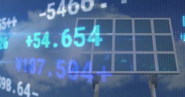 Güneş panelleri üzerinden finansal veri ve grafikler. Yeşil enerji, eko güç, finans ve ekonomi kavramı dijital olarak oluşturulmuş görüntü.