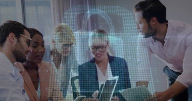 Muhtelif meslekdaşların ofiste tartıştıkları asma kilit ikonu. Siber güvenlik ve iş teknolojisi kavramı