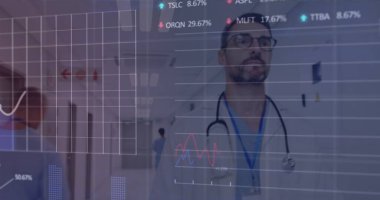 İş kadınına karşı akıllı telefon ve finansal veri işleme kullanan bir iş adamı görüntüsü. Küresel iş dünyası dijital arayüz teknolojisi ve dijital olarak oluşturulan ağ konsepti.