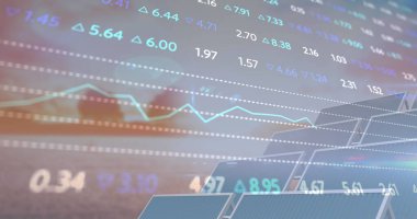 Güneş panelleri üzerinden finansal veri ve grafikler. Yeşil enerji, eko güç, finans ve ekonomi kavramı dijital olarak oluşturulmuş görüntü.