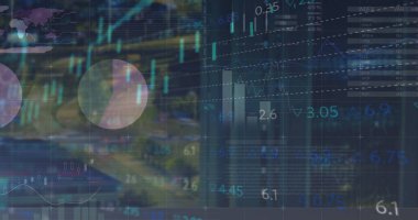 Ofis binalarının üzerindeki grafikler ve finansal veriler. İş, finans, ekonomi ve teknoloji konsepti dijital olarak oluşturulmuş imaj.