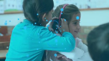 Saç bandı takan, sınıf arkadaşına sarılan dijital kalkan havada süzülürken ve elinizi kaldırırken. Arkadaşlık, siber güvenlik, veri koruması, okul, işbirliği, dijital güvenlik, takım çalışması