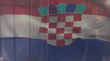 Hırvat bayrağı sallanırken, savunma kalesini koruyan iki askerin pencere parmaklıklarına nişan aldığını gösteriyor. Vatanseverlik, güvenlik, ihtiyat, disiplin, takım çalışması, ordu, dayanıklılık